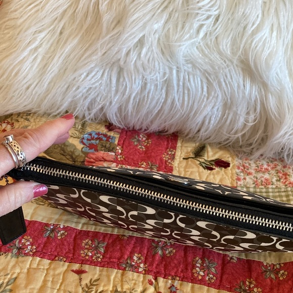 COACH crossbody, great condition without strap. 10 1/2β x 7 1/2β, great value β€οΈ - Picture 8 of 8